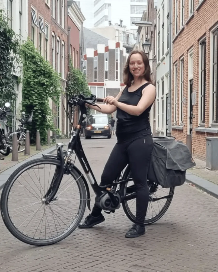 Juul van Trimsalon Ody met haar fiets, onderweg naar een klant